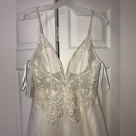 Galina Signature Wedding Dress - Picture 5 of 10